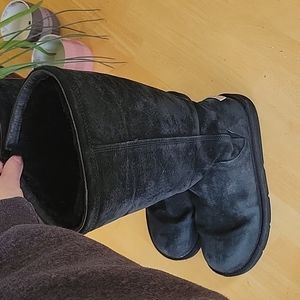 Ugg boots. Tall. Womens size 9. Metal ugg logo on back. Great condition. 👍